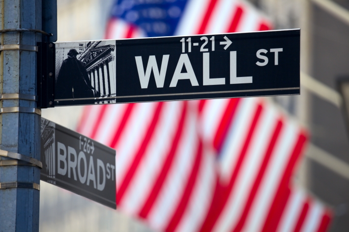 Wall Street sobe com ganhos em bancos e dados fortes de varejo