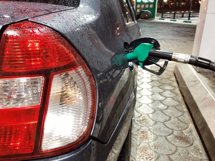 Com teto do ICMS, governo projeta queda de 20,9% no preço da gasolina
