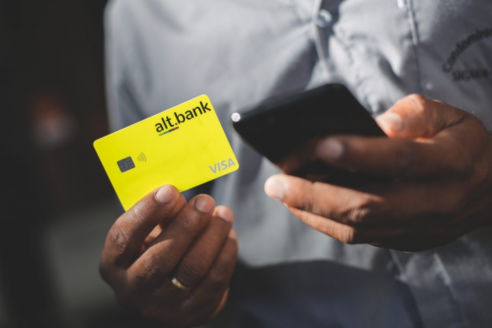 Fintech alt.bank lança cartão sem restrições de crédito para poupadores