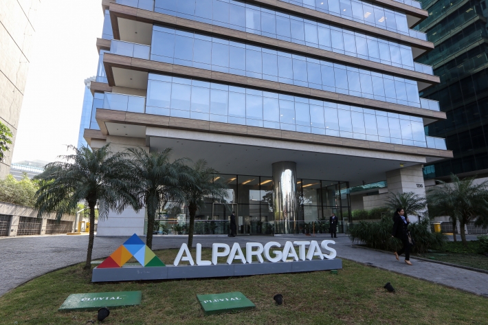 Ação da Alpargatas (ALPA4) contraria queda do varejo e sobe 2%