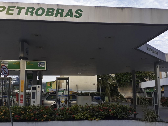 Redução do preço da gasolina pela Petrobras zera defasagem externa