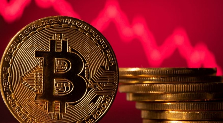 Após ataque russo, criptomoedas despencam; Bitcoin cai 8%