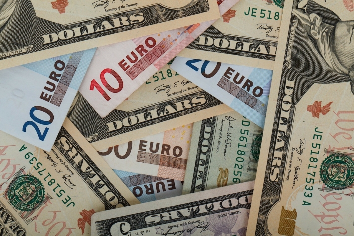 Euro vislumbra paridade com dólar em meio a risco de recessão econômica