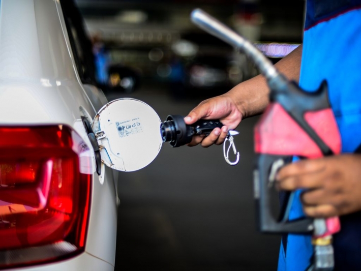 Petrobras aumenta preço da gasolina para distribuidoras na quarta; veja valores