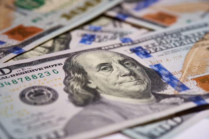 Dólar sobe a R$ 5,37 com aversão a risco por temor de recessão global