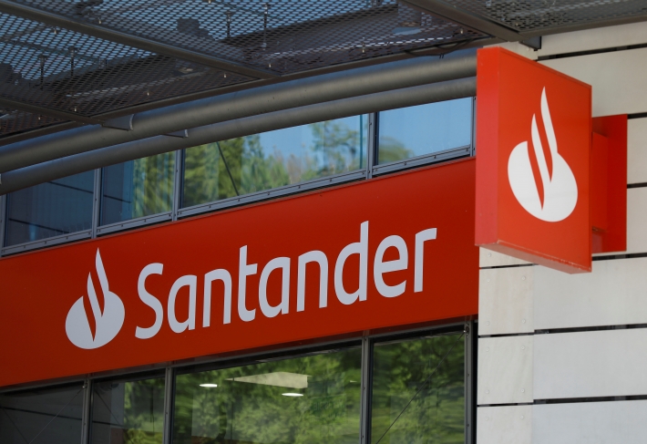 Logotipo do Santander em unidade em Varsóvia, Polônia 10/05/2021 REUTERS/Kacper Pempel