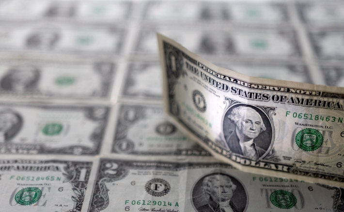 Dólar fecha sessão em alta, a R$ 5,23; moeda sobe 10,03% no mês
