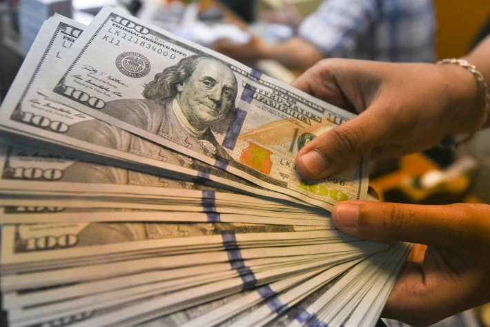 Qual é o valor do dólar hoje? Moeda emenda segundo pregão de queda