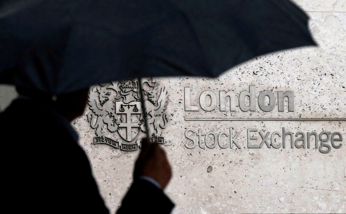Bolsas da Europa fecham em alta, atentas a crise no Reino Unido