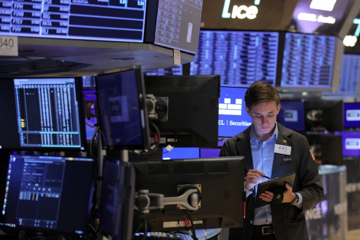Wall Street salta com dados favoráveis do varejo