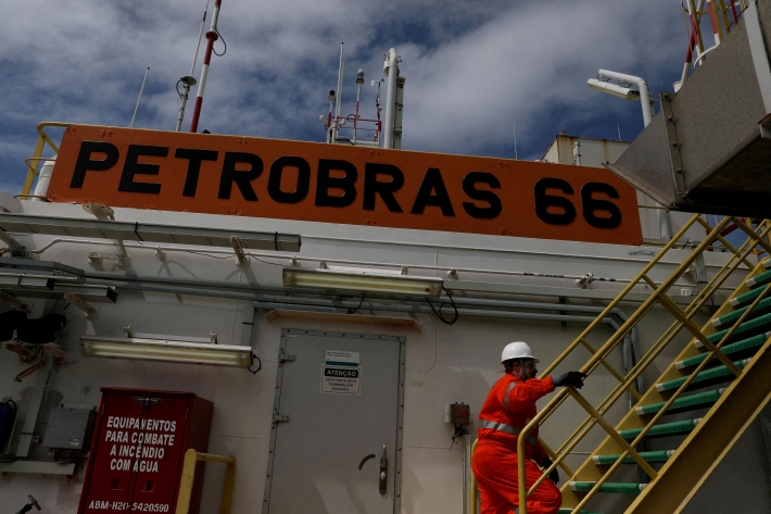 Ações da Petrobras aceleram ganhos com alta do petróleo