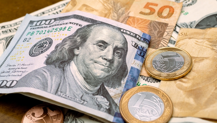 Dólar hoje: moeda recua em meio apetite por ativos de risco