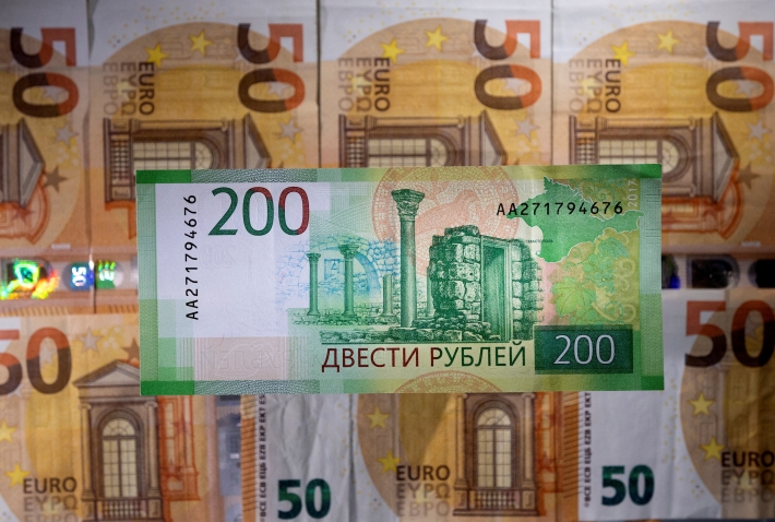 Rublo atinge pico de 7 anos contra o dólar após calote russo