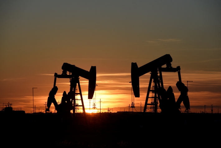 Petróleo fecha em alta, com incertezas na oferta e foco na Rússia