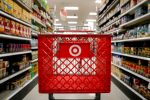 Target (TGT): após fechar nove lojas, ações operam em baixa. REUTERS/Brendan McDermid