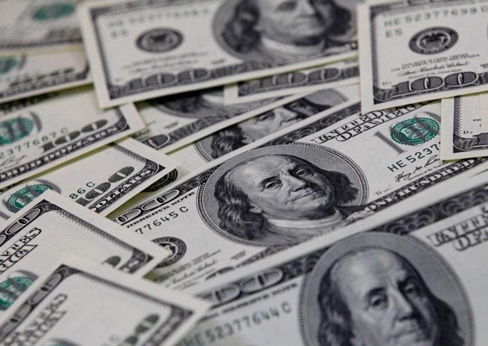 Dólar hoje: moeda sobe com cautela sobre atividade global