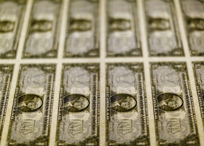 Dólar hoje: moeda sobe por cautela global com a China