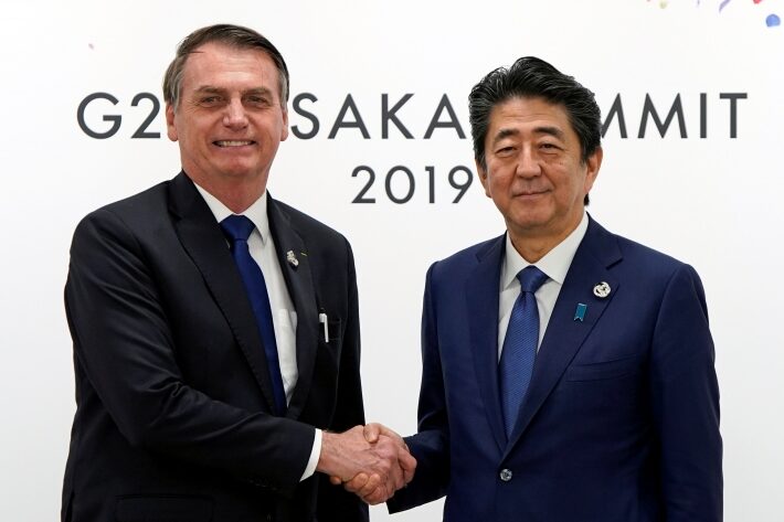 Presidente Jair Bolsonaro cumprimenta o ent&atilde;o primeiro-ministro do Jap&atilde;o, Shinzo Abe, durante reuni&atilde;o de c&uacute;pula do G20 em Osaka em 2019 29/06/2019 Franck Robichon/Pool via REUTERS
