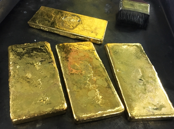 Metais: ouro fecha em alta, apoiado por dólar enfraquecido