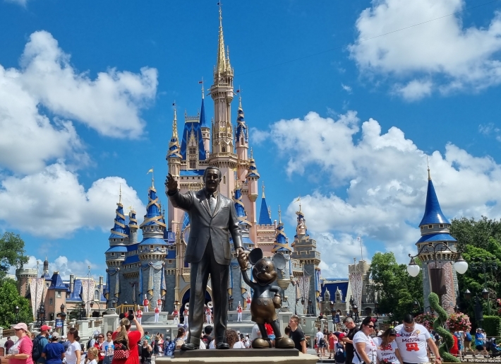 Disney dá início à primeira rodada de demissões de 7.000 funcionários