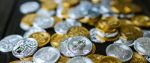 a imagem mostra moedas de bitcoin pratas e douradas