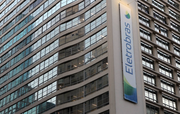 Eletrobras (ELET3) estuda reduzir número de conselheiros; ação cai 2%