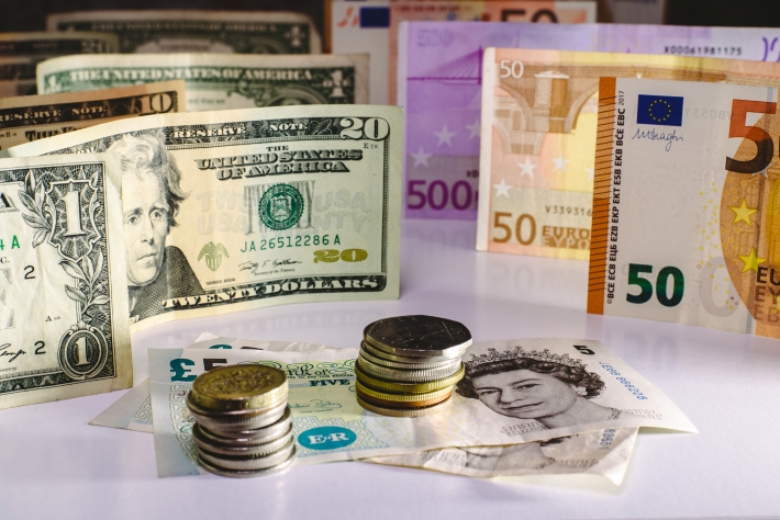 Com a desvalorização recorde da libra, vale a pena comprar a moeda?