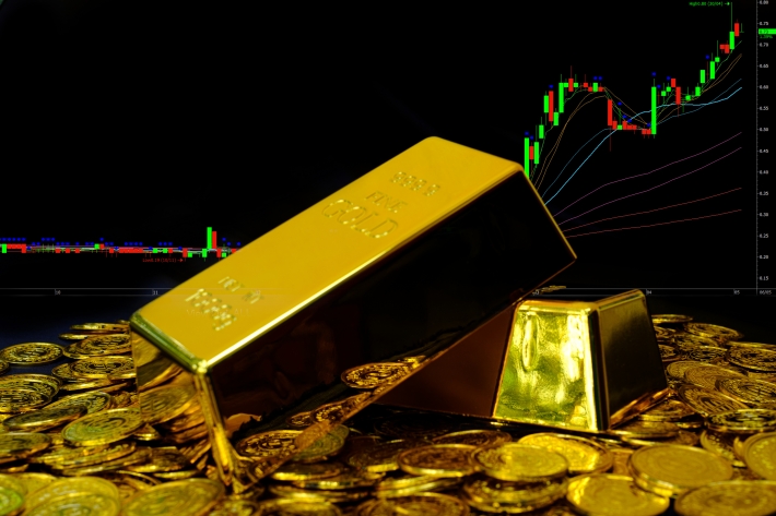 Metais: ouro fecha em alta, com dólar enfraquecido e aperto do Fed