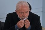 Ex-presidente e candidato Lula beija comprovante de votação