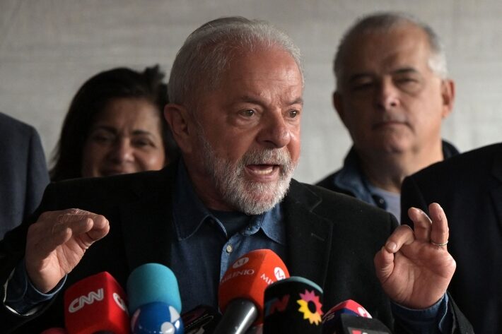 Luiz In&aacute;cio Lula da Silva em coletiva de imprensa no dia 02 de outubro de 2022. (Foto por ERNESTO BENAVIDES / AFP