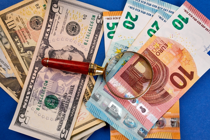 Moedas Globais: dólar cai ante euro, mas sobe ante libra