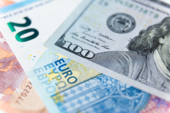 Moedas globais: euro e libra avançam sobre dólar, de olho em BCs