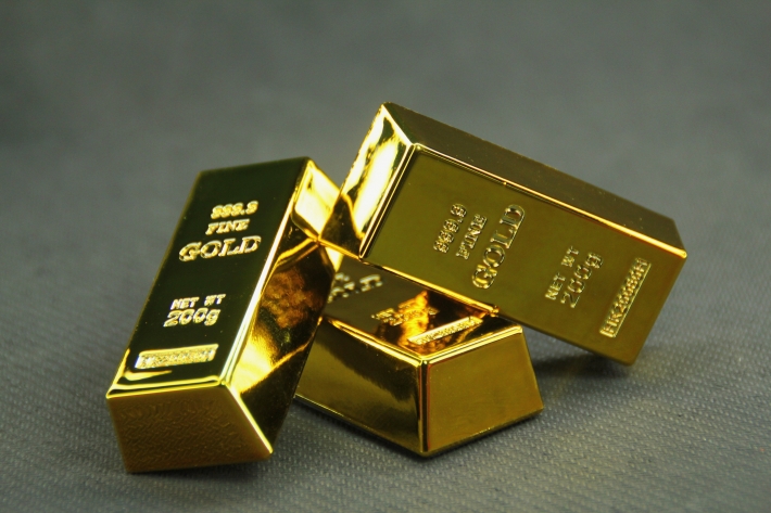 Metais: ouro fecha em leve alta, com dólar fraco e de olho em China e Fed