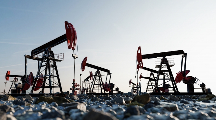 Petróleo fecha em alta, com novas sanções ao óleo russo no radar