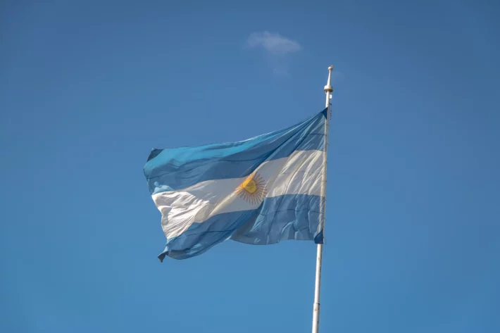 Como o peso argentino reagiu às eleições primárias do país?