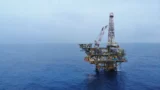 Imagem mostra plataforma de petróleo em oceano aberto.