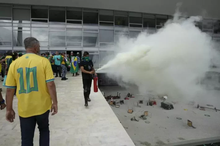 Por que o Ibovespa fechou em alta mesmo após ataques a Brasília
