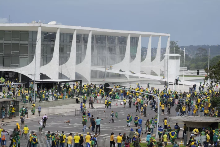 Após ataques em Brasília, o risco Brasil aumentou? Analistas opinam