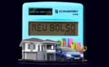 Imagem mostra uma calculadora em cujo display aparece o título do e-book Meu Bolso 2023 e, num plano à frente, imagens de casa, carro e material escolar