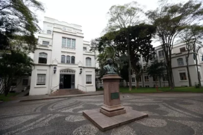 Fachada do prédio da Faculdade de Medicina da USP mostra um busto em primeiro plano e o edifício atrás