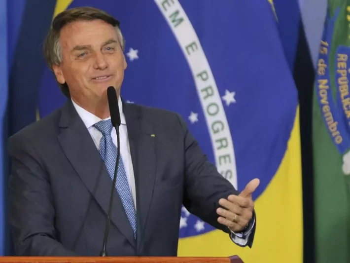 Jair Bolsonaro ganha prêmio da Mega-Sena em bolão com amigos assessores