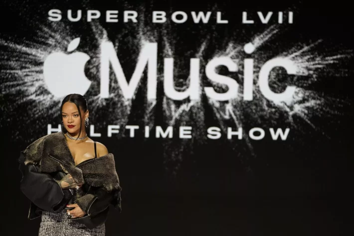 Atração do Super Bowl 2023, Rihanna lança NFTs que pagam royalties a fãs