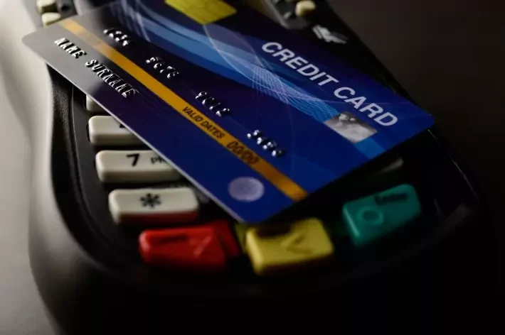 Qual o melhor cartão de crédito considerando os juros do rotativo?