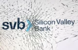Logo do Silicon Valley Bank atrás de uma camada de vidro quebrada