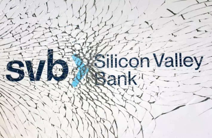 Logo do Silicon Valley Bank atrás de uma camada de vidro quebrada