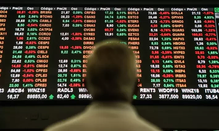 Ibovespa hoje opera em queda com proteção à falência de gigante asiática e exterior negativo