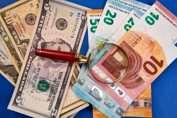 Moedas globais: dólar fecha em alta na esteira de cautela geopolítica