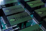 Placas de hardware computador com a logo e o nome da Nvidia impresso.