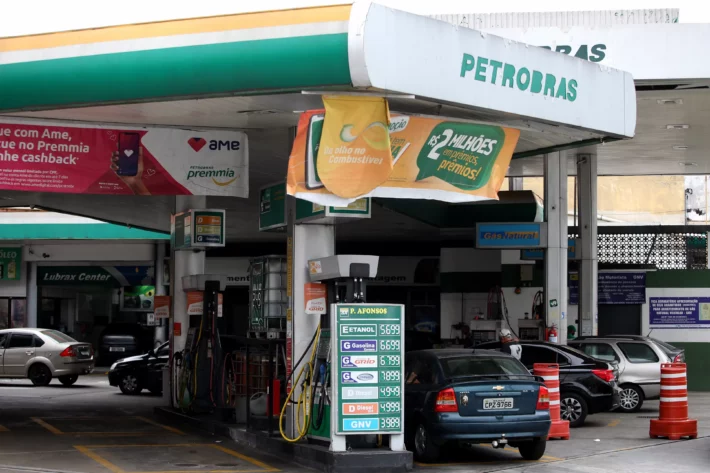 Lucro da Petrobras recua 14,4%, dívida cai e investimento aumenta. Veja os resultados