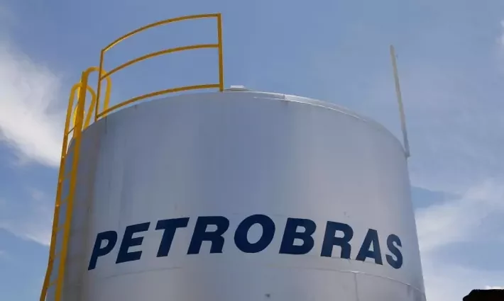 Escritório entra com ação contra nova diretriz de preços da Petrobras e da valor bilionário à causa